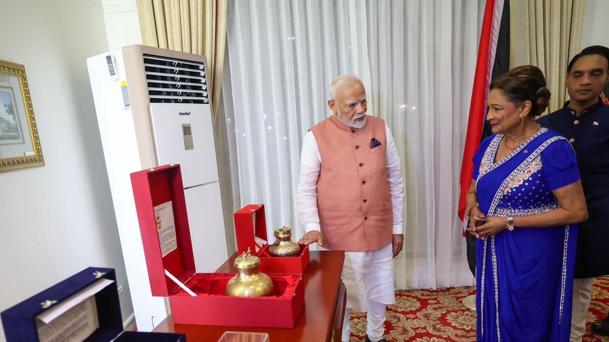 प्रधानमंत्री मोदी का पांच देशों का दौरा: महाकुंभ का पवित्र जल और राम मंदिर की प्रतिकृति त्रिनिदाद और टोबैगो के प्रधानमंत्री को भेंट