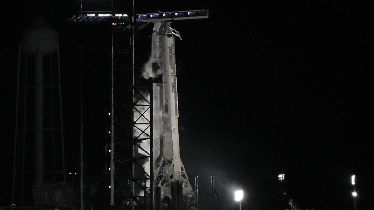 Last-minute problem keeps SpaceX rocket, astronauts grounded