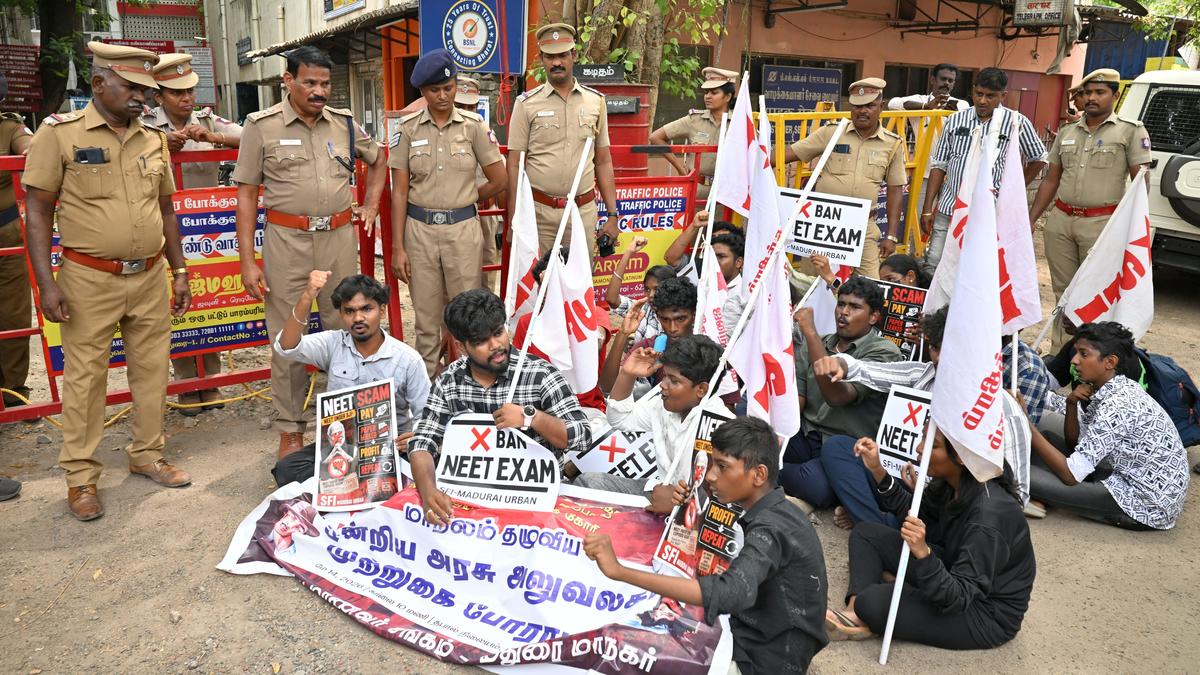 SFI protest against NEET question paper leak