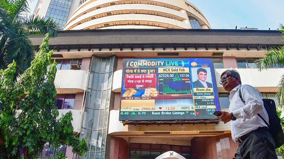 Sensex, Nifty tumble nearly 1% on global weakness