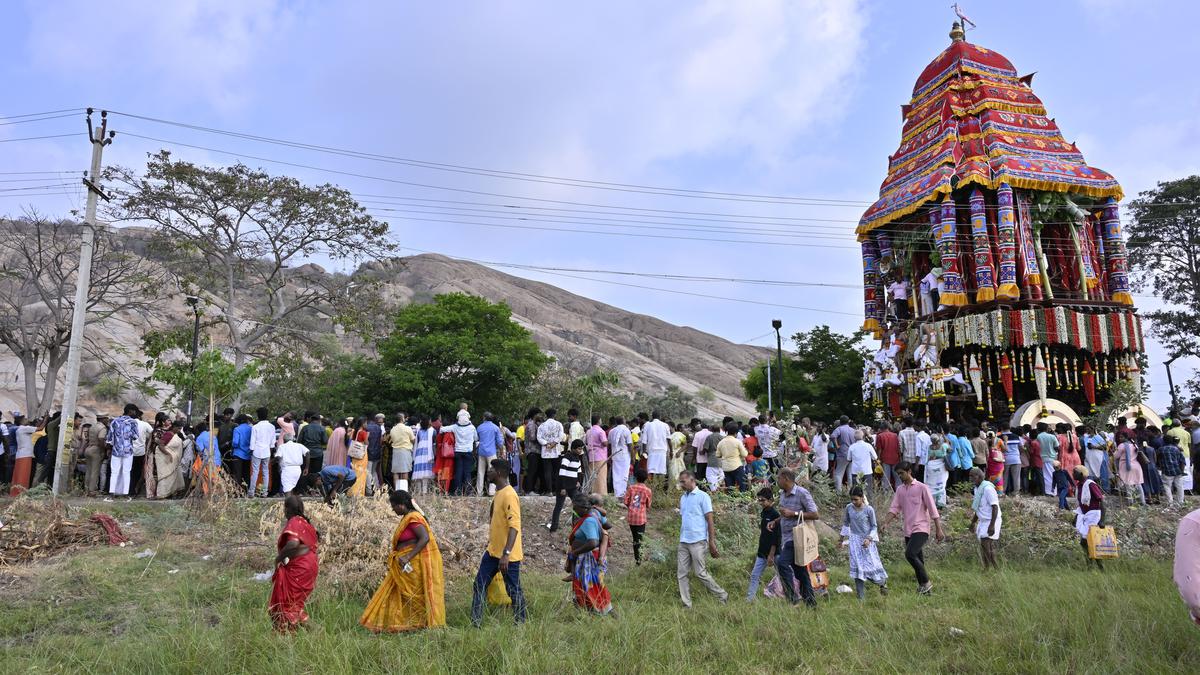 Thousands of people witness car festival of Subramaniaswamy Temple