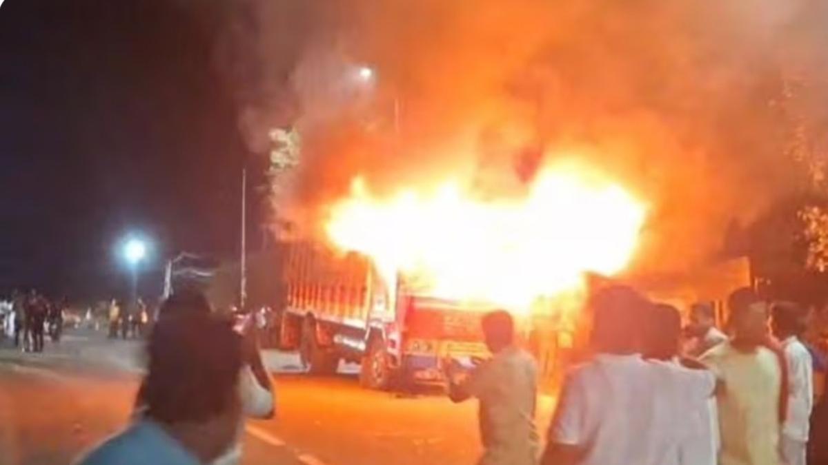 Mob sets fire to truck suspecting transport of beef in Belagavi district of Karnataka