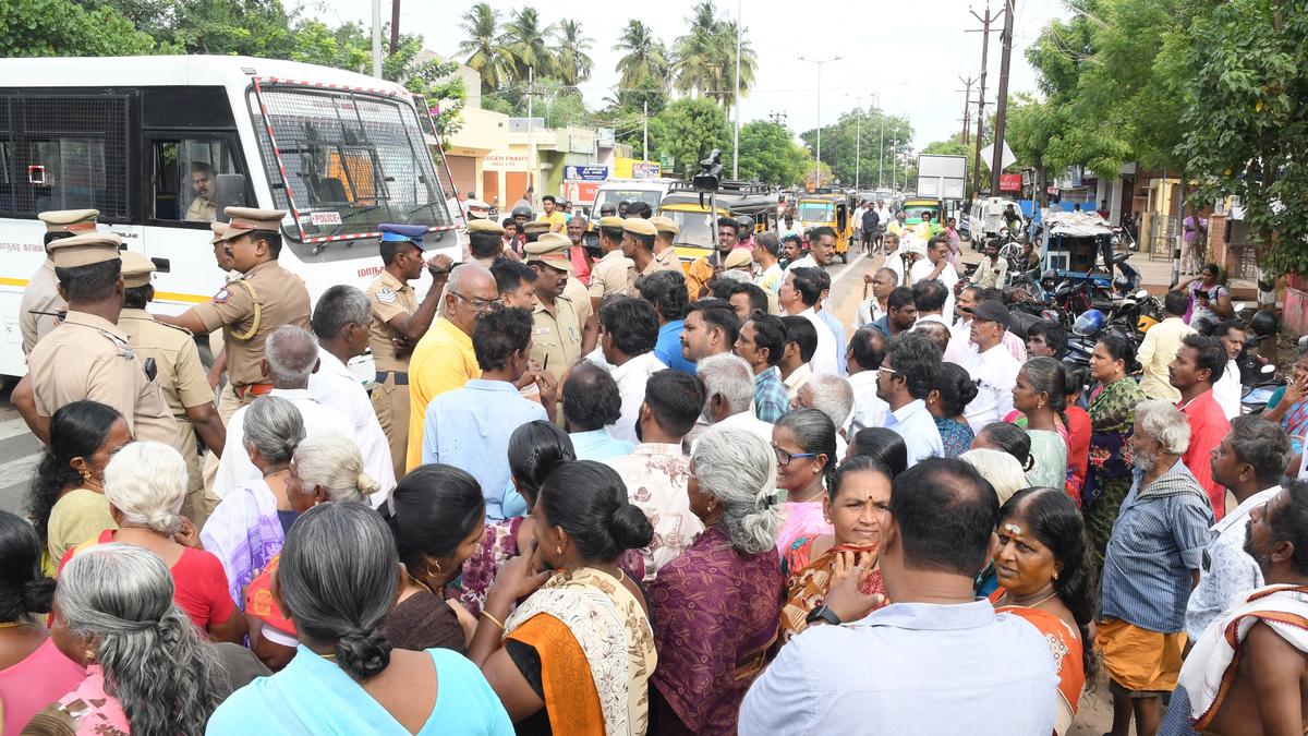 Protest against delay in title deed transfer held in Tirunelveli