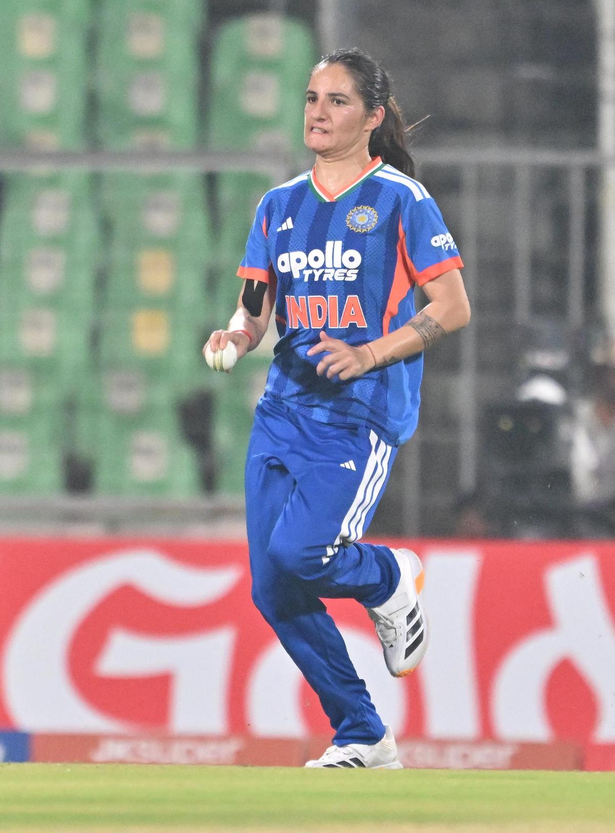 Renuka Thakur membuat pemukul Sri Lanka tertinggal dengan mantra yang tajam. 