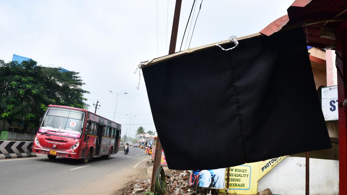 Vellalore residents demand relocation of dump yard, put up black flags at houses
