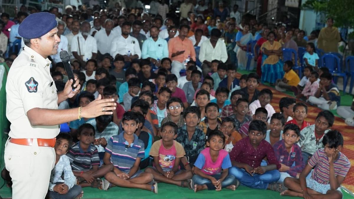 &lsquo;Varadhi&rsquo; takes policing to the doorstep of people in Guntur of Andhra Pradesh