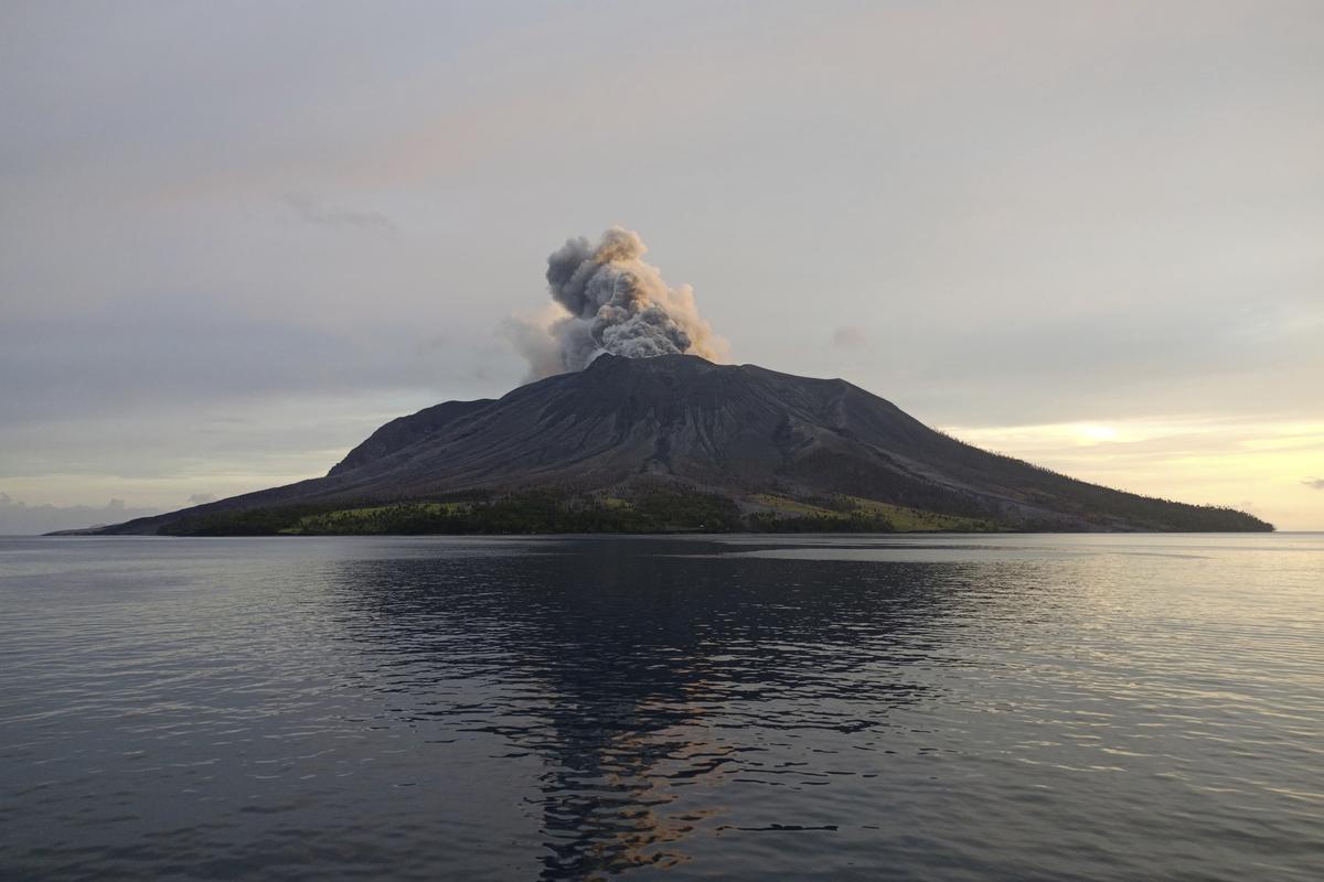 Lebih dari 2.100 orang dievakuasi saat gunung berapi di Indonesia memuntahkan abu
