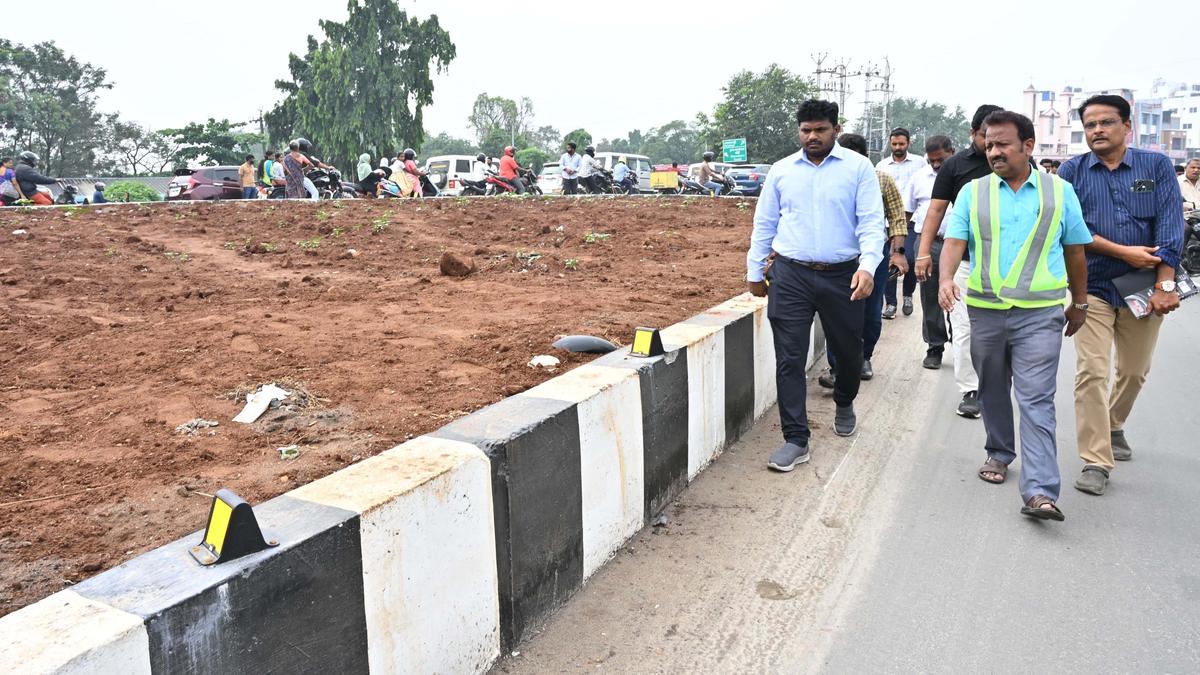 Coimbatore Corporation and Road safety wing officials inspect key traffic hotspots to improve road safety