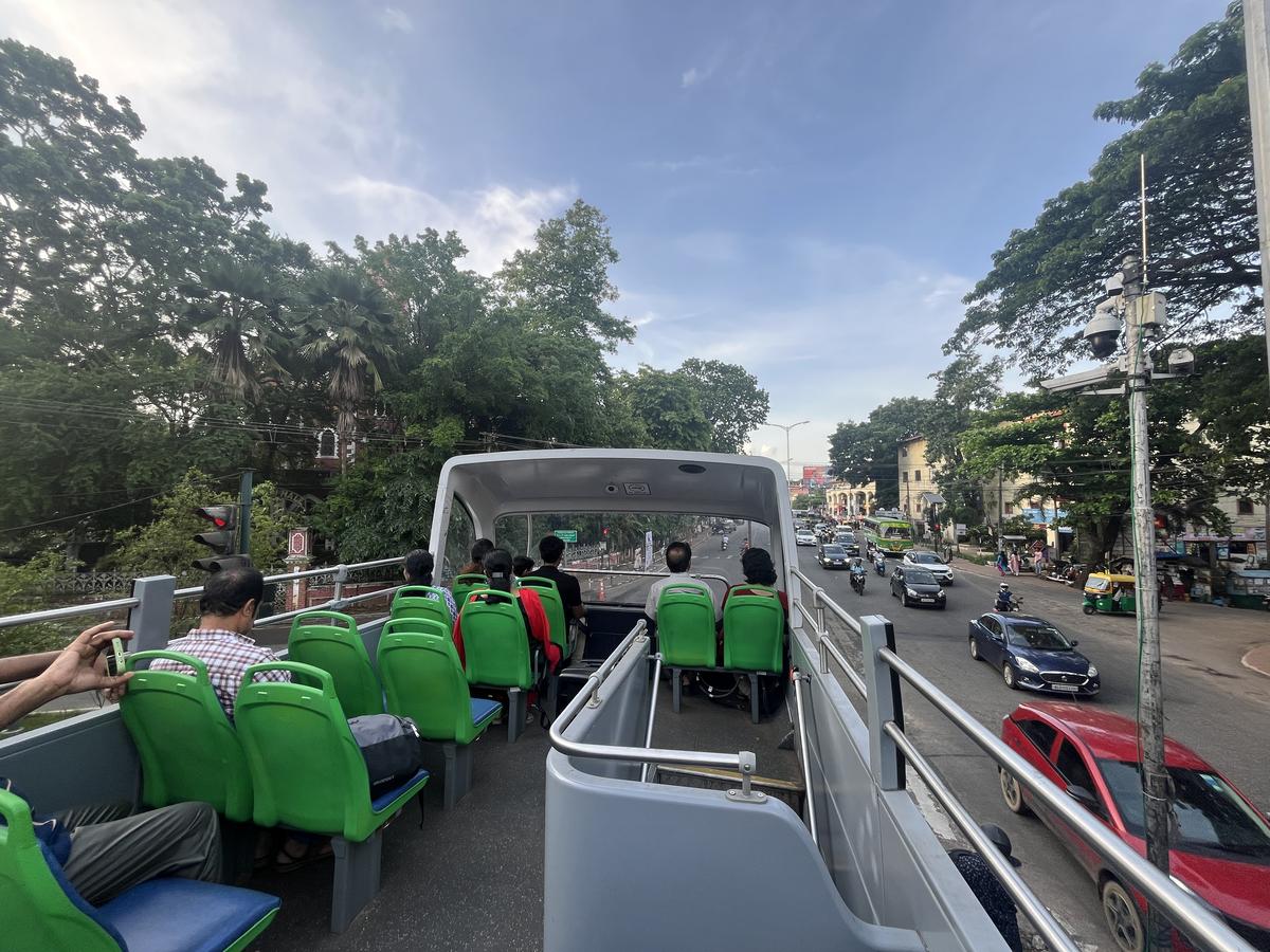 KSRTC ஸ்விஃப்ட்டின் நகர சவாரி - நகரகழ்கால் திறந்த மேல் டபுள் டெக்கரில் பயணிகளை திருவனந்தபுரம் நகரத்தின் வழியாக பார்வைக்கு அழைத்துச் செல்கிறது.