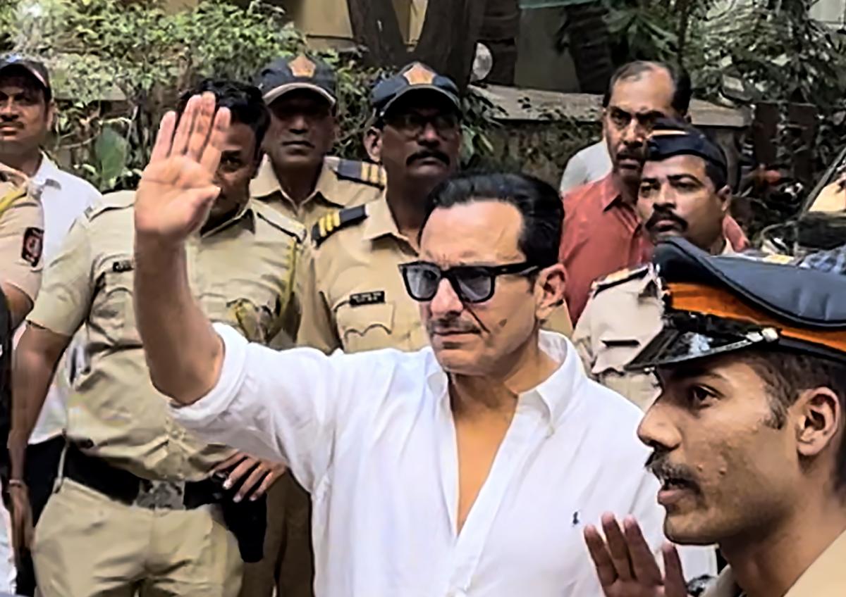 O ator de Bollywood Saif Ali Khan em sua residência após receber alta do Hospital Lilavati, em Mumbai. O ator de Bollywood Saif Ali Khan em sua residência após receber alta do Hospital Lilavati, em Mumbai.