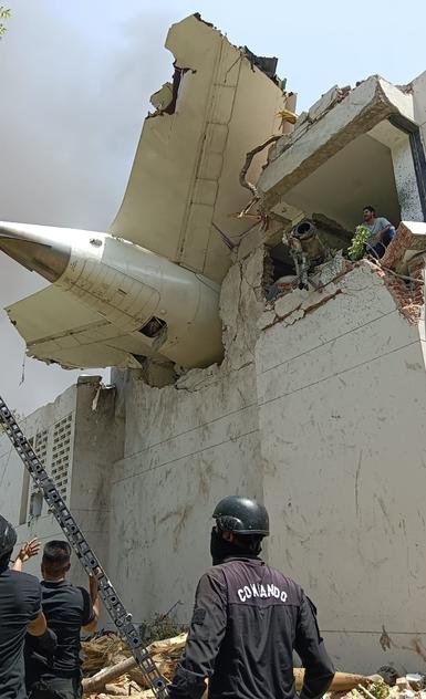 Ahmedabad Plane Crash में बचे इकलौते शख्स से मिले Pm मोदी, जानिए क्या कहा 9 Ahmedabad-London Flight Crash In Pictures: 169 Indians, 53 British Nationals Among Passengers Aboard Boeing 787-B Aircraft - The Hindu