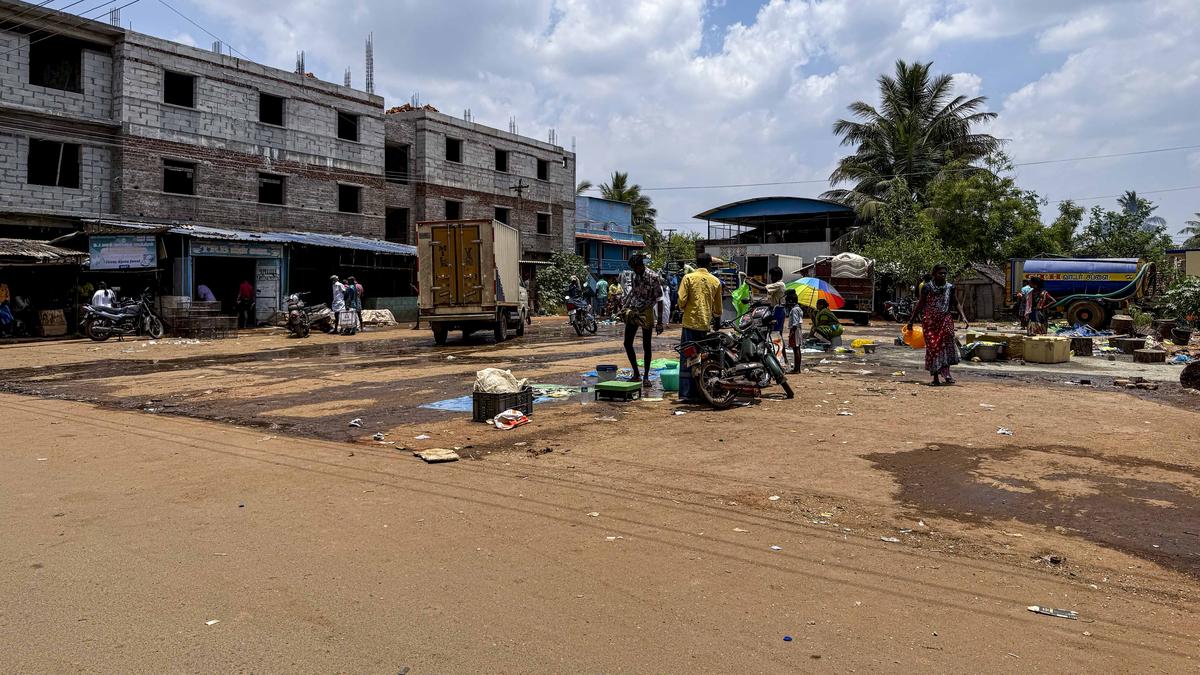 Budalur taluk bus stand remains dysfunctional; residents demand upgrade