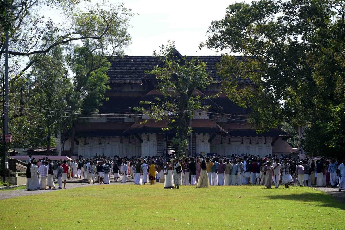 traditional%20attire%20Wadakumnathan%20temple%202