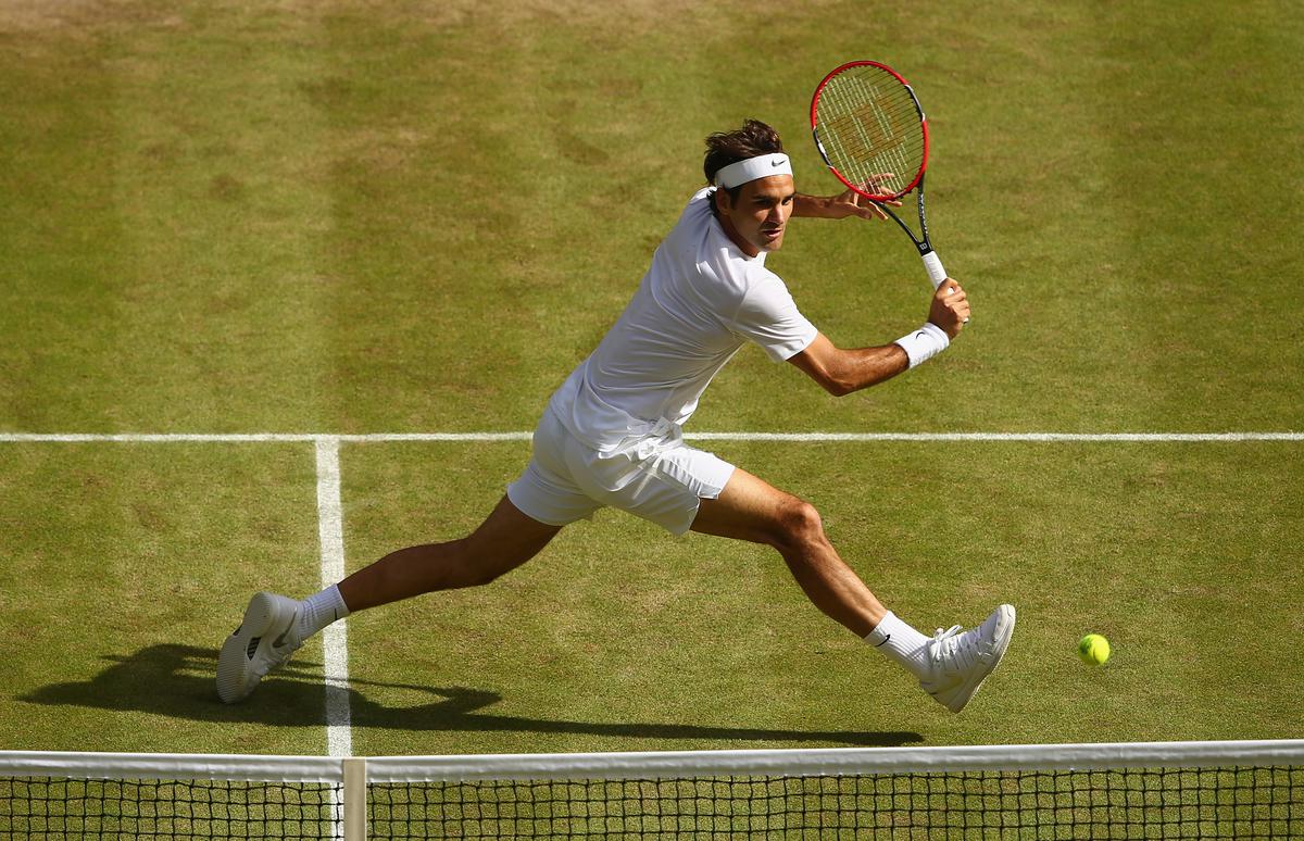 Federer plays a backhand against Andy Murray, Wimbledon 2015.