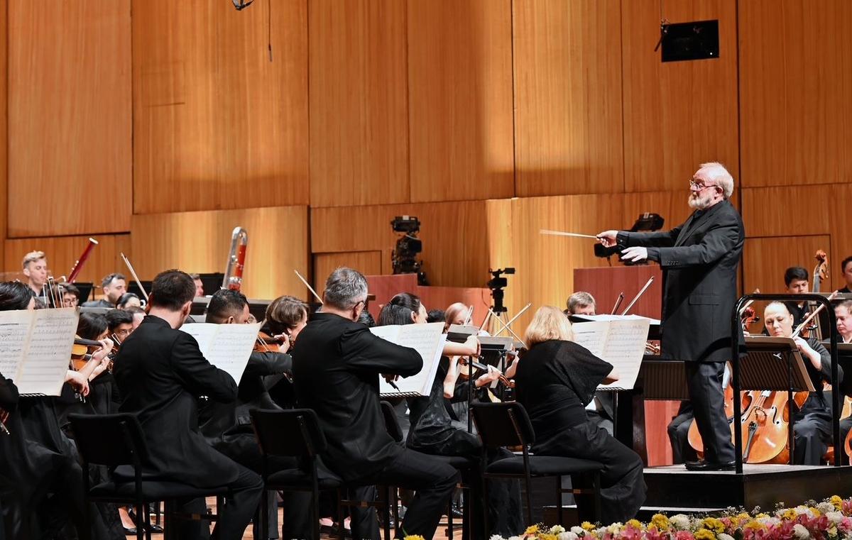 Brabbins conducting at Jamshed Bhabha Theatre.