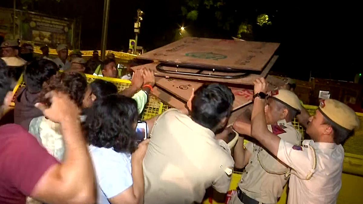 Farmers coming to Jantar Mantar stopped at Singhu border; police say 24 detained