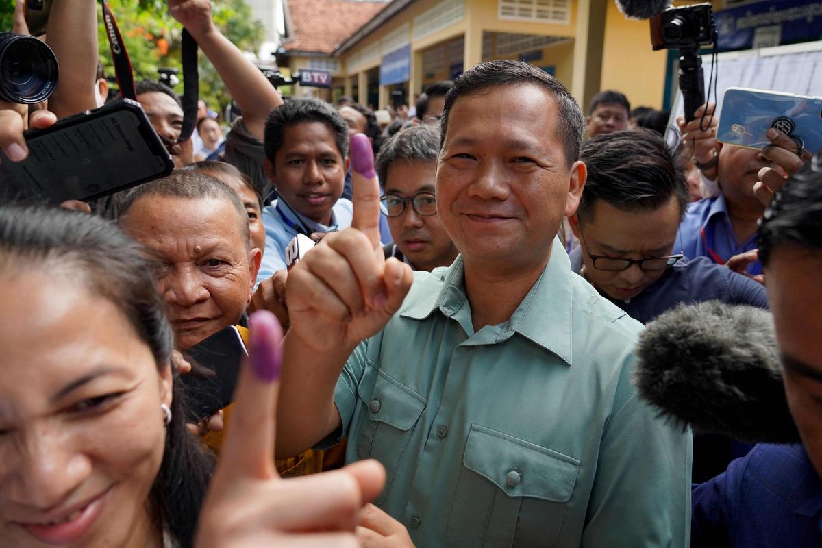 रॉयल कंबोडियाई सेना के कमांडर और प्रधान मंत्री हुन सेन के सबसे बड़े बेटे हुन मानेट 23 जुलाई, 2023 को नोम पेन्ह में एक मतदान केंद्र पर मतदान करने के बाद अपनी उंगली दिखाते हैं। 
