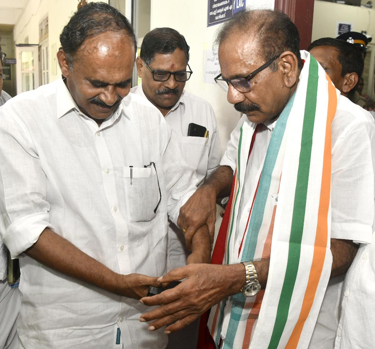 राकांपा (सपा) कोझिकोड के जिला अध्यक्ष मुक्कम मोहम्मद और वन मंत्री एके ससींद्रन 23 मार्च को इलाथुर विधानसभा क्षेत्र के लिए नामांकन पत्र दाखिल करने के लिए कोझिकोड के जिला कलेक्ट्रेट में एक-दूसरे का स्वागत करते हुए।