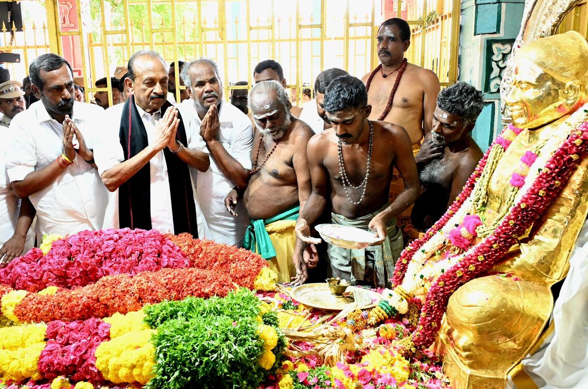 MDMK leader Vaiko paying floral tributes to Muthuramalinga Thevar statue at his memorial in Pasumpon in Ramanathapuram district on Thursday. 