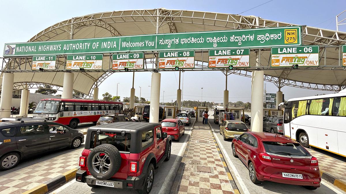 Bengaluru-Mysuru Expressway: Motorists avoid fee by swerving into service road before toll booth near Kaniminike