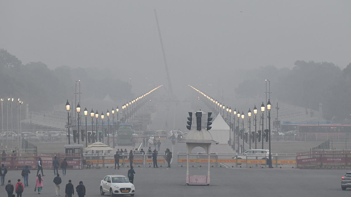 Dense fog engulfs Delhi as temperature drops to 9°C, air quality remains in ‘poor category’