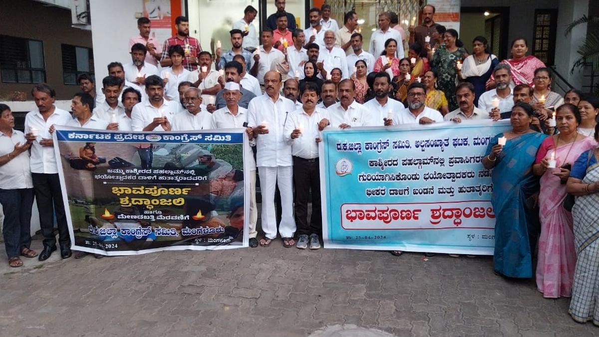 Congress leaders pay candlelight tribute