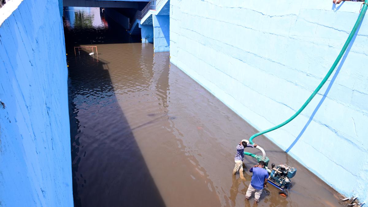 Heavy rains lash Dindigul, Theni