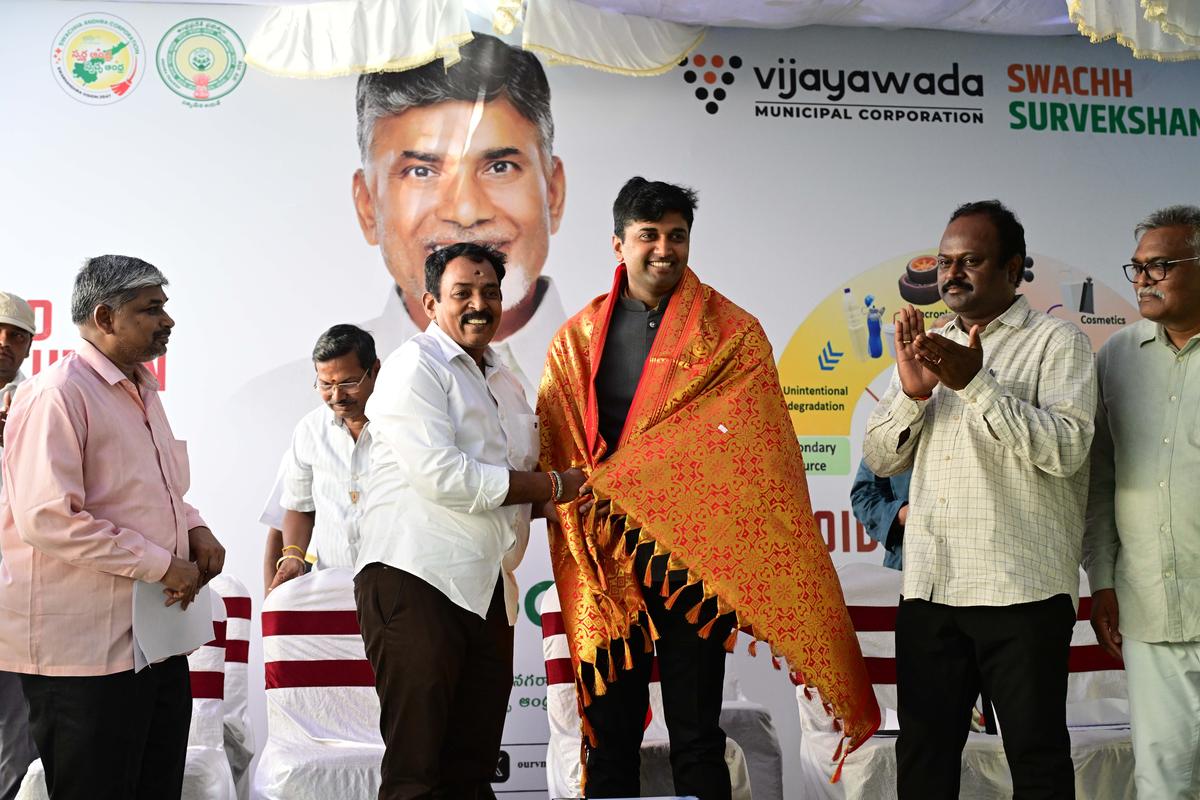 Officials felicitate VMC Commissioner Dhyanachandra H.M. as the city received “Super Swachh League Award”, at a programme in Vijayawada on Saturday