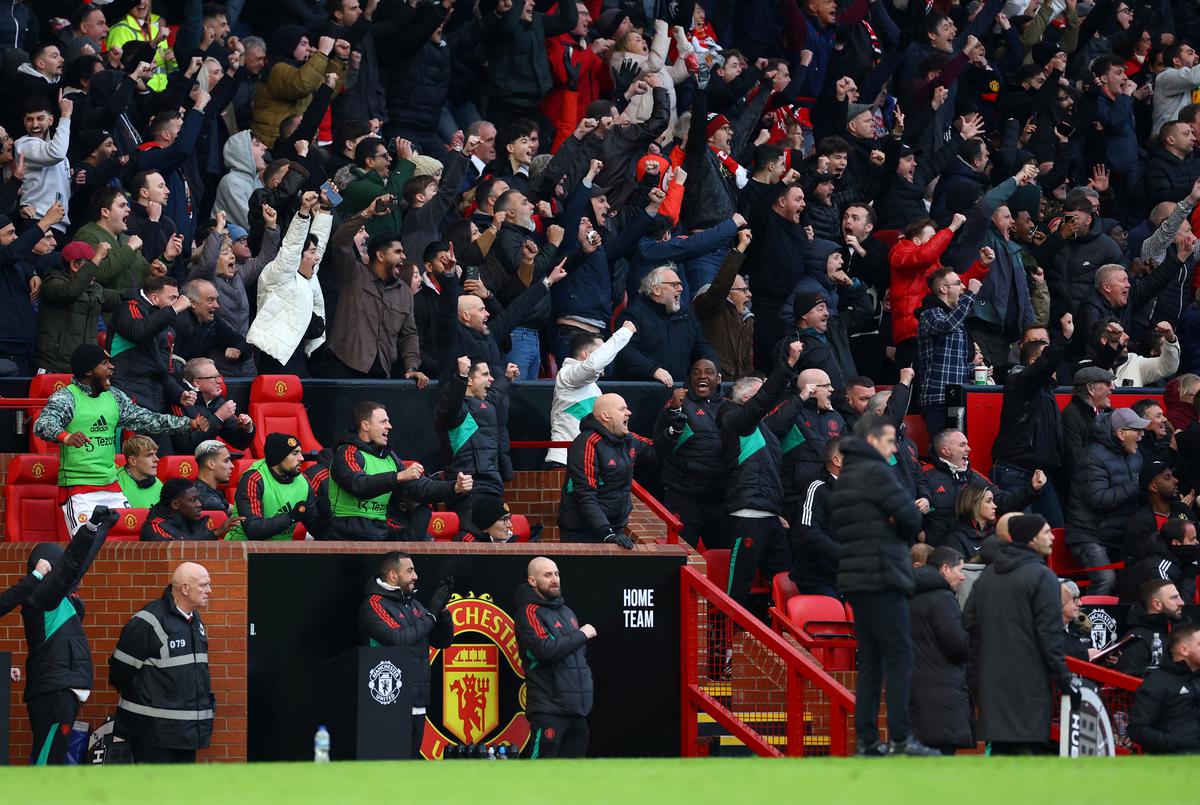 Manchester United manager Erik ten Hag, substitutes and coaching staff celebrate after Harry Maguire scored a goal