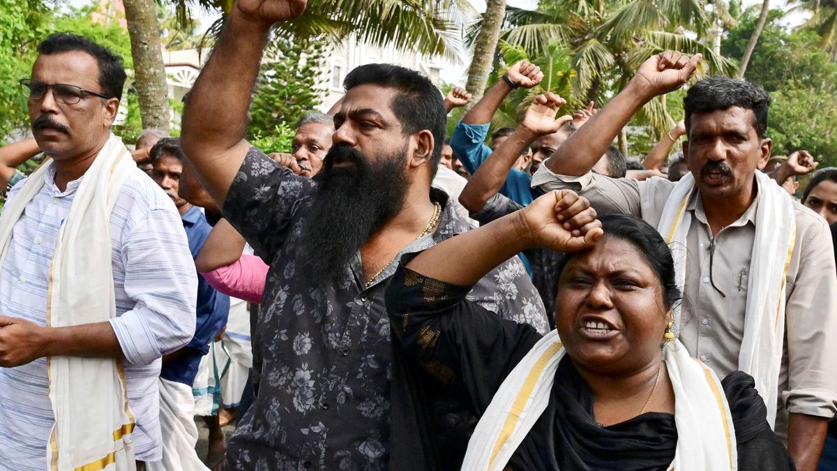 Munambam action council calls off protest, splinter group takes it further