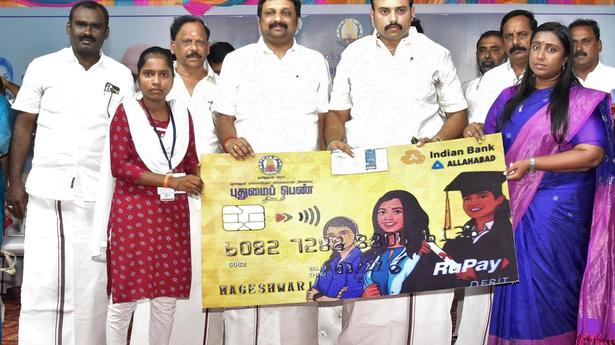 Minister distributes debit cards to students under Pudhumai Penn Thittam in Namakkal