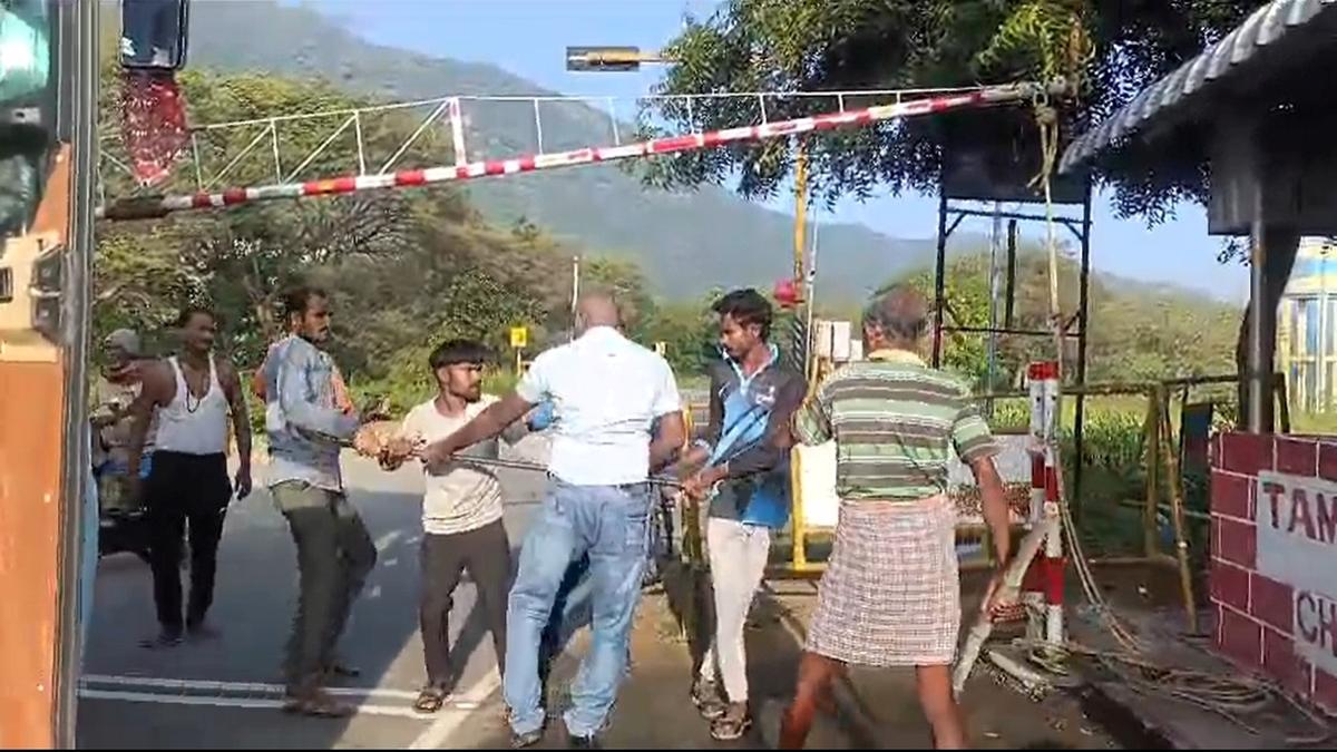 Two policemen, tourists injured as scuffle breaks out at check-post near Kolathur