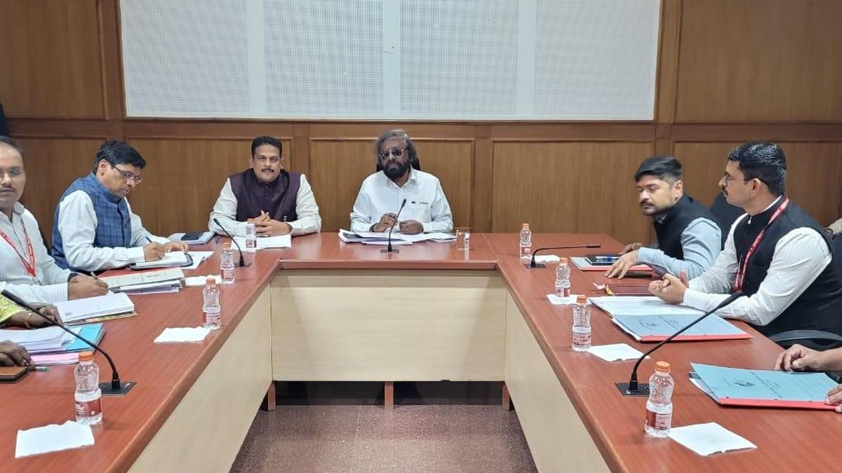 Forest Minister Eshwar Khandre directs officials to remove encroachments