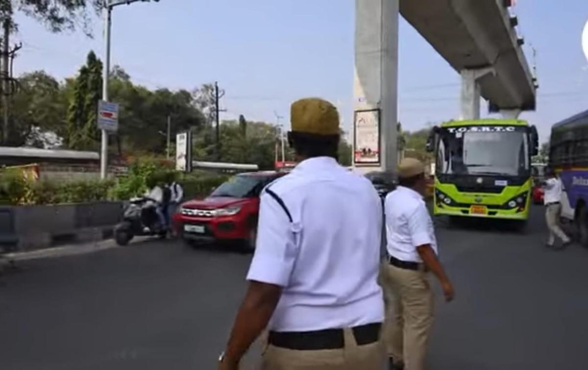 ट्रांसजेंडर व्यक्तियों को अपने यातायात बल में शामिल करने की तेलंगाना पुलिस की पहली पहल के हिस्से के रूप में शिव राम व्यस्त जेबीएस जंक्शन पर यातायात को नियंत्रित कर रहे हैं।