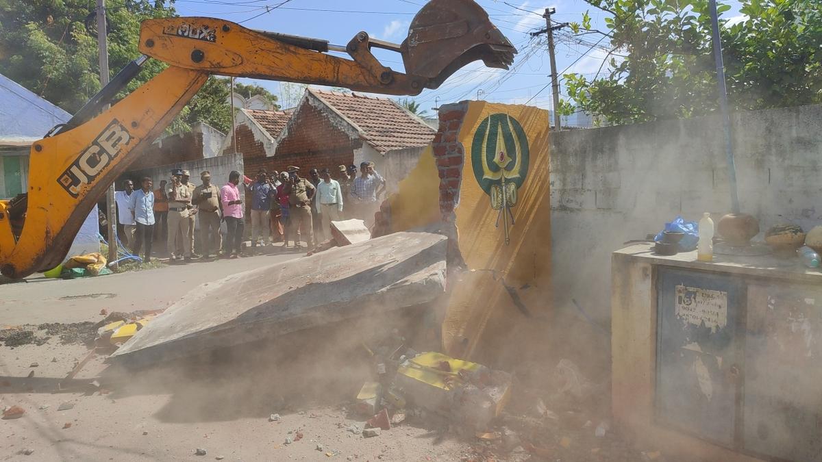 Salem residents stage dharna against temple demolition&nbsp;