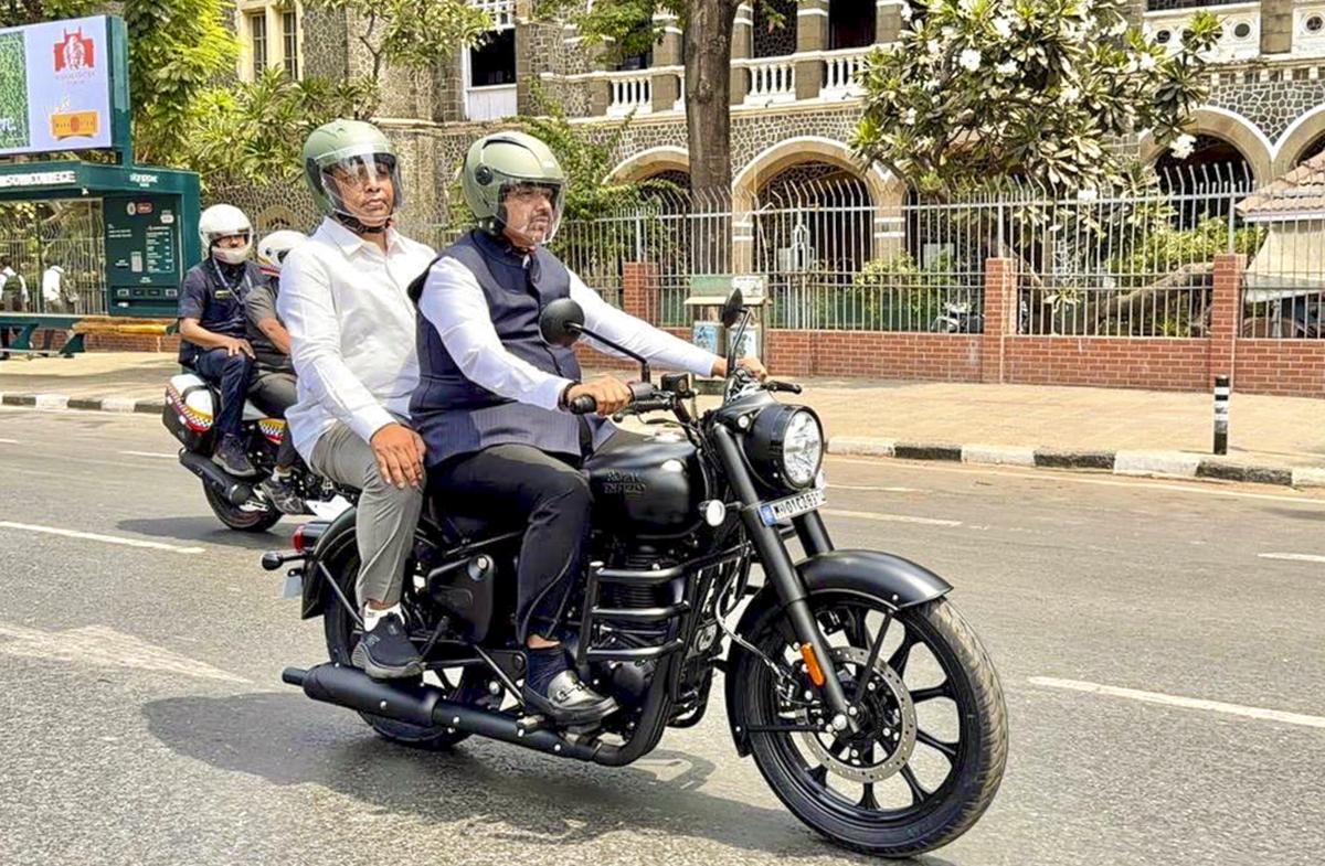 O ministro-chefe de Maharashtra, Devendra Fadnavis, dirige um veículo de duas rodas, em vista do apelo de austeridade do primeiro-ministro Narendra Modi, em Mumbai, em 14 de maio de 2026. Foto: X/@Dev_Fadnavis via PTI