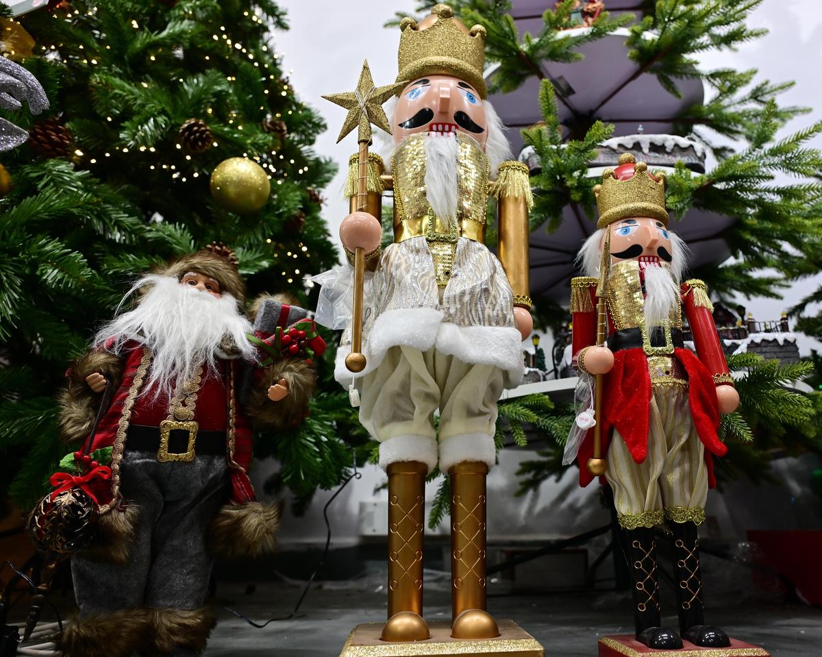   एग्मोर में कॉलेज रोड में रॉय वंडरलैंड में क्रिसमस की सजावट।