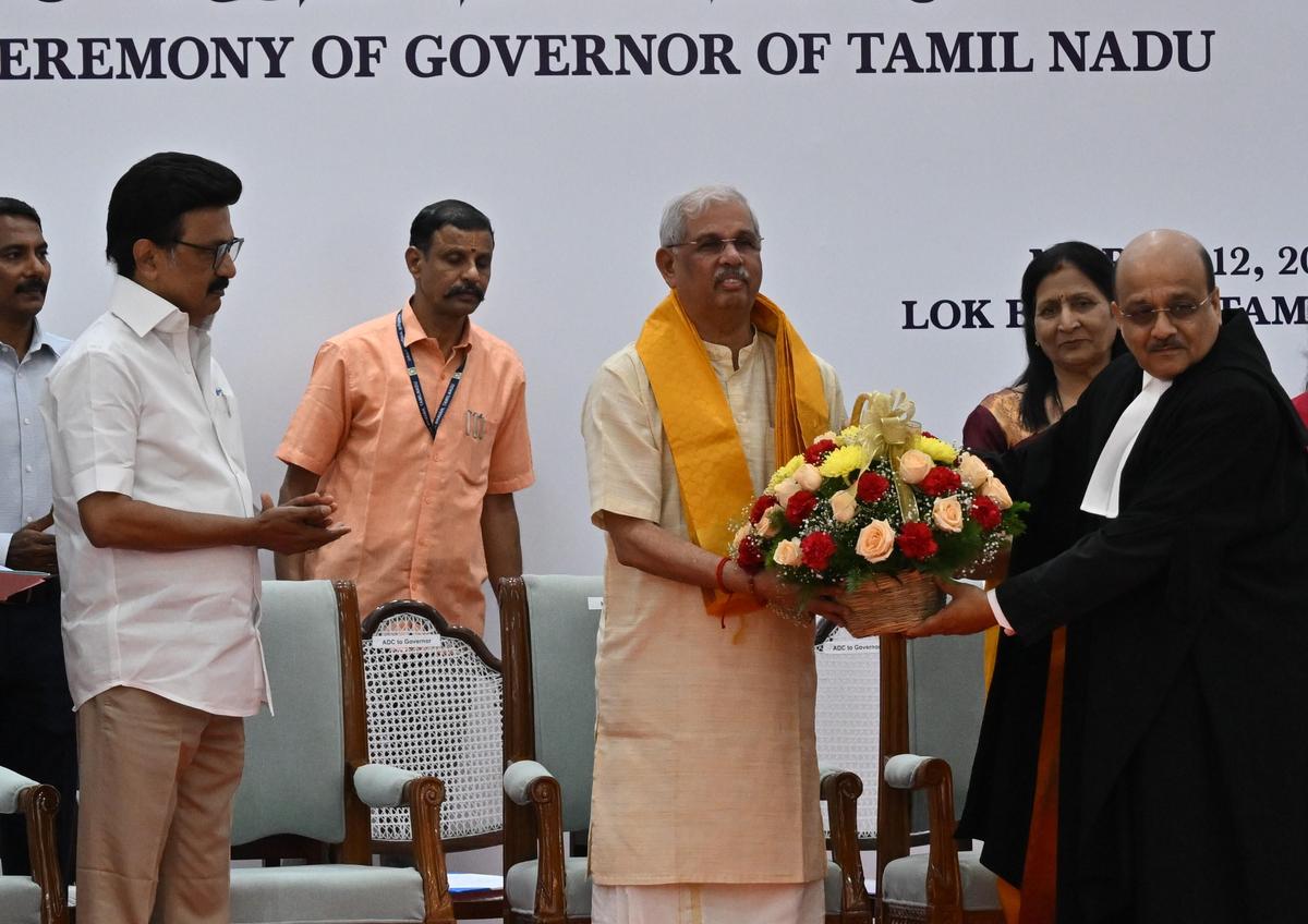 12 मार्च, 2026 को चेन्नई के लोक भवन में मद्रास उच्च न्यायालय के मुख्य न्यायाधीश न्यायमूर्ति सुश्रुत अरविंद धर्माधिकारी और मुख्यमंत्री एमके स्टालिन के साथ राजेंद्र विश्वनाथ आर्लेकर