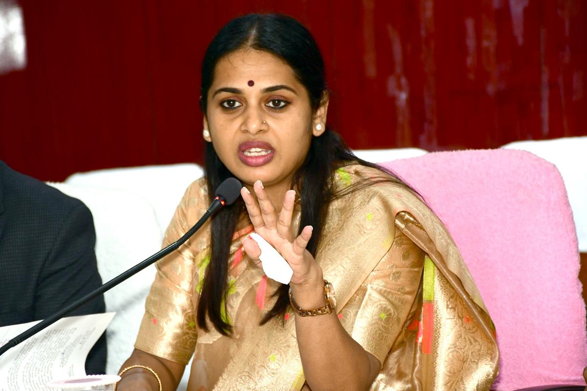 Karnataka President Pallavi G. plans to plan caste and plan tribal nomadic development companies at a review meeting in Kalaburagi on Tuesday. 