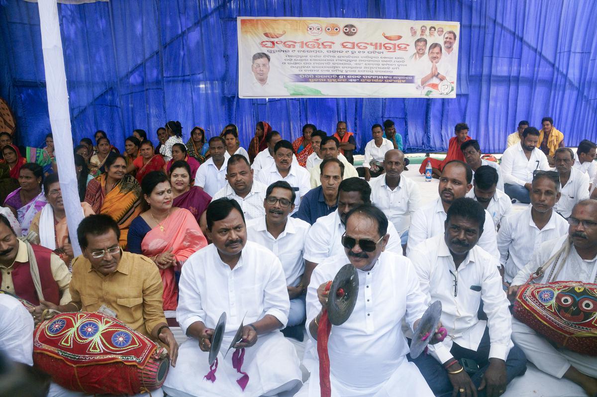 File photo: Odisha Congress President Sarat Pattanayak along with other party workers stage a demonstration over various demands including the reopening of all four gates of Lord Jagannath Temple for devotees, in Bhubaneswar on November 9, 2023. 