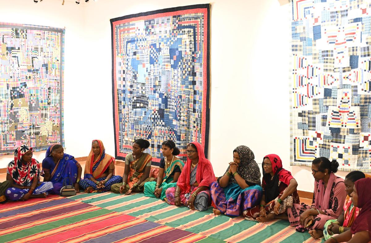 Na fábrica da OMTC em Chennai, os tecelões tâmeis e os quilters Siddi interagiam através de canções. 