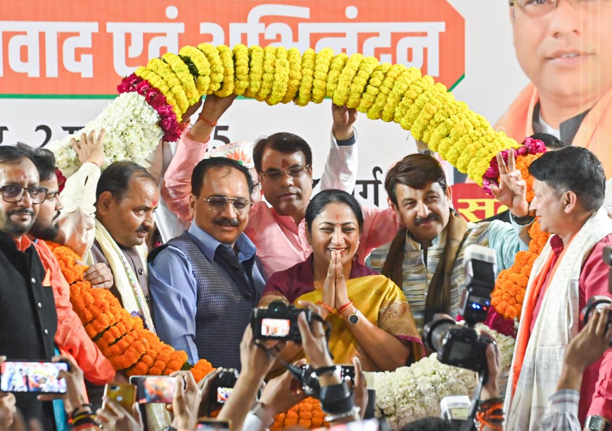 A ministra-chefe de Delhi, Rekha Gupta, e o presidente do Delhi BJP, Virendra Sachdeva, são recebidos por apoiadores. A ministra-chefe de Delhi, Rekha Gupta, e o presidente do Delhi BJP, Virendra Sachdeva, são recebidos por apoiadores.
