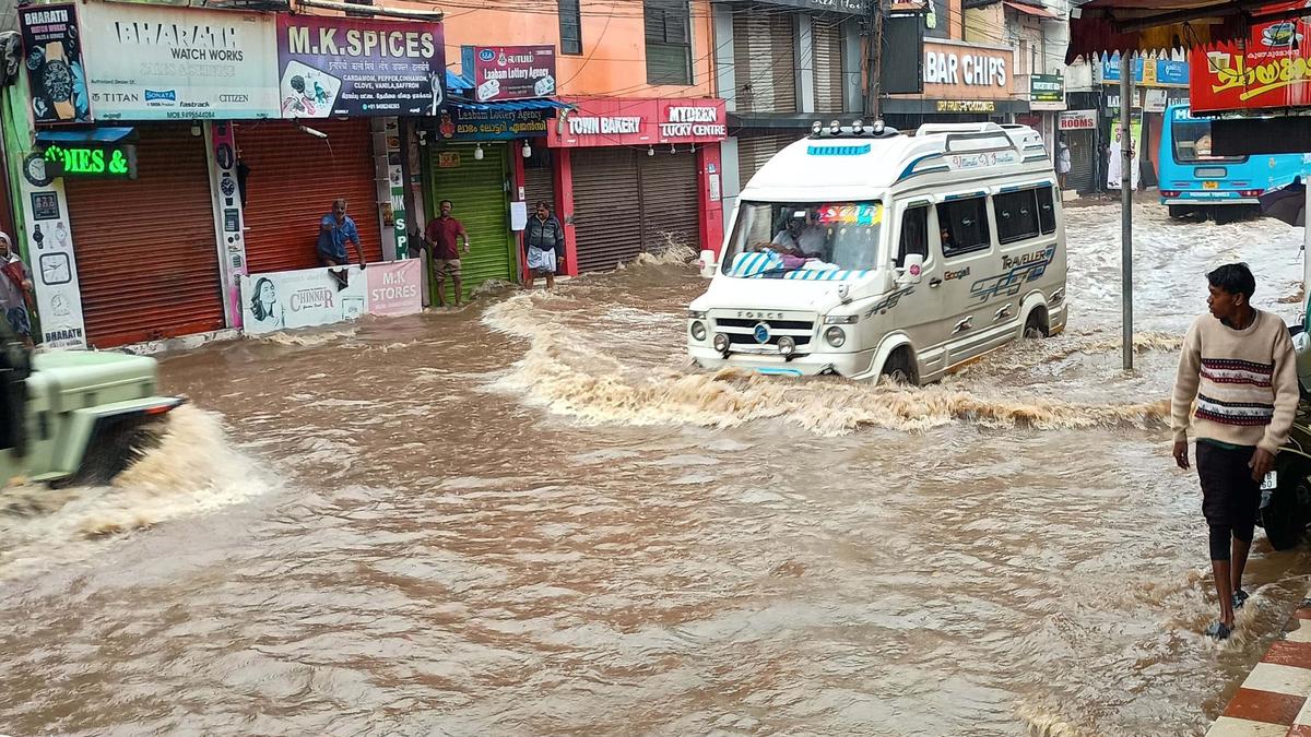 Heavy rain continues in Idukki; Kumily town inundated