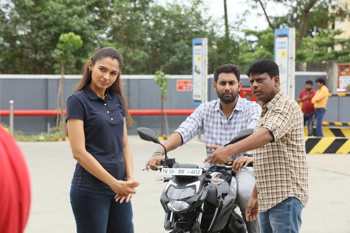 Andrea on the set of ‘Anel Meley Pani Thuli’