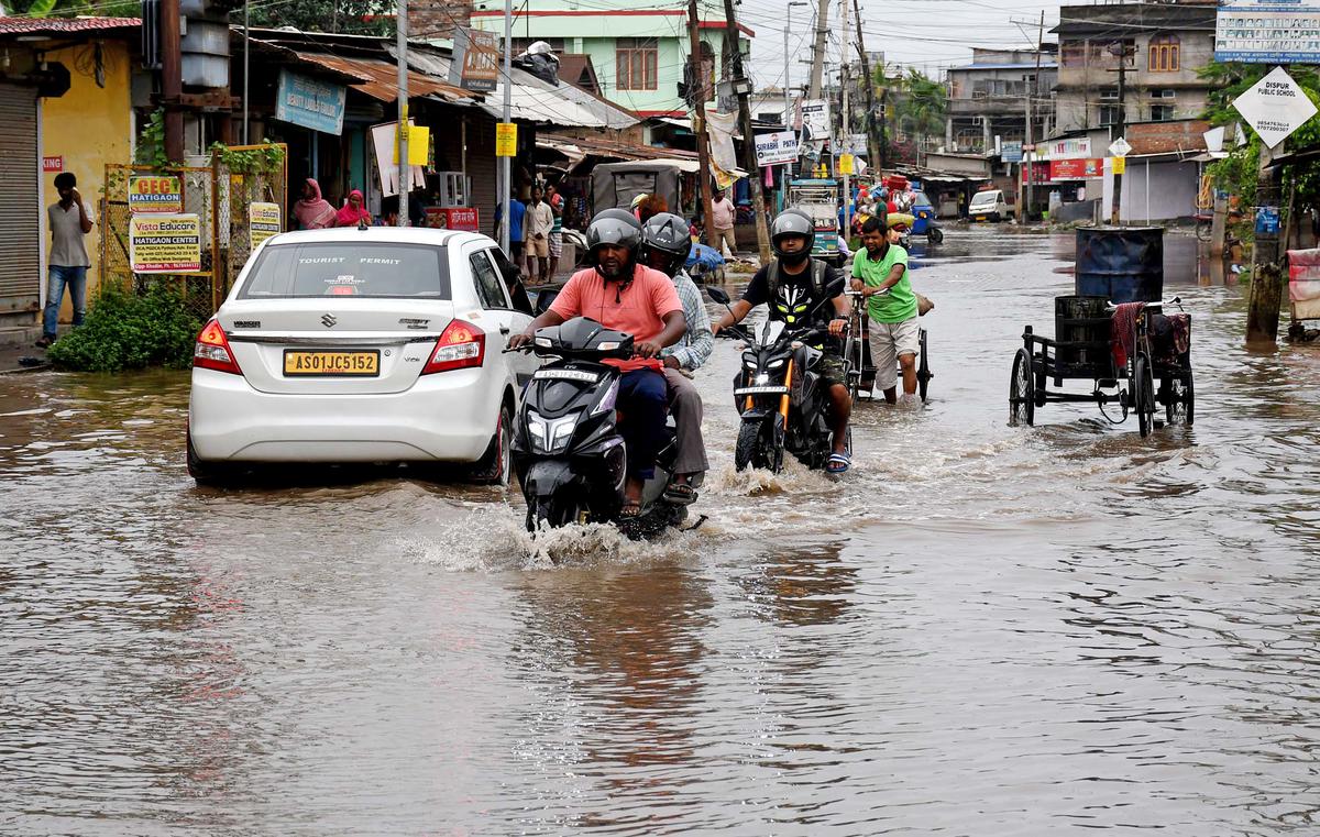 Incessant rain creates flooding in several parts of Assam; nearly 33,500  people hit - The Hindu