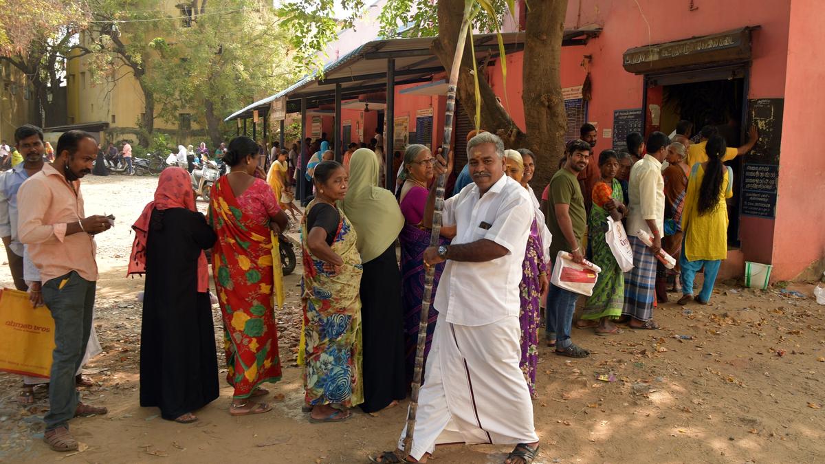 Distribution of Pongal gift hampers begin in Tiruchi district