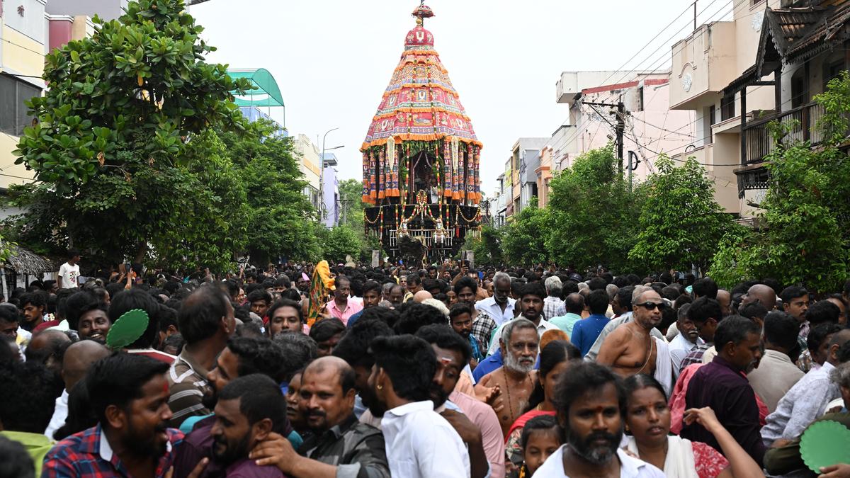 Srirangam temple car festival sees a large turnout of devotees