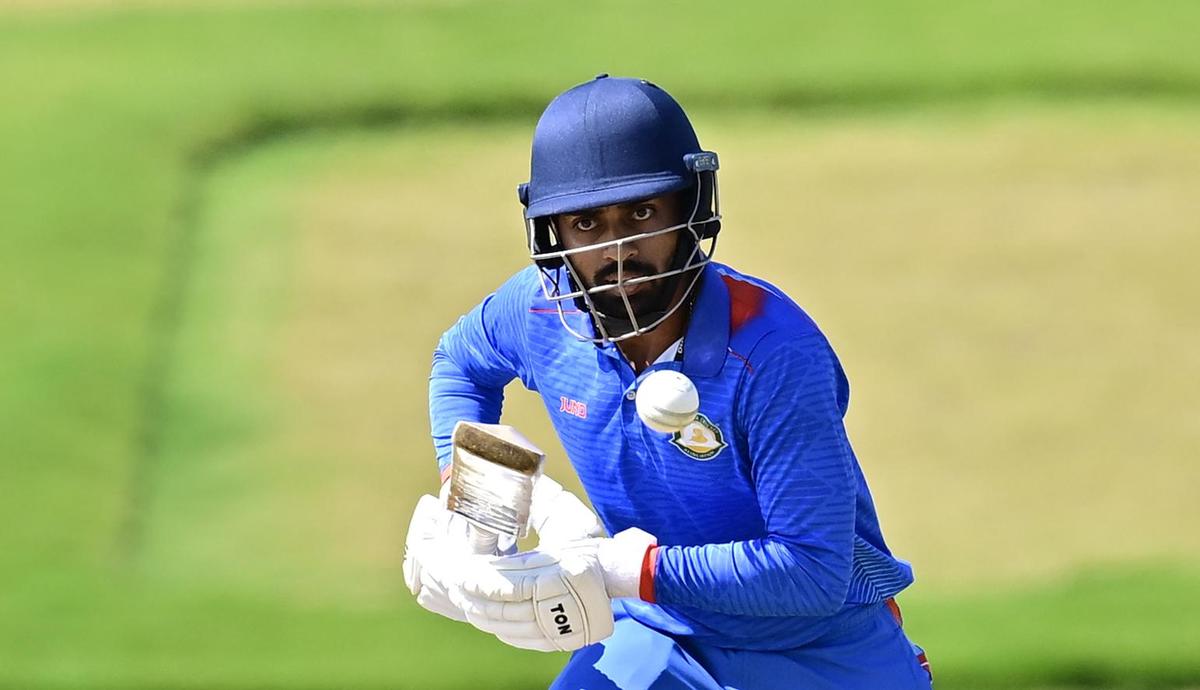 विदर्भ और सौराष्ट्र के बीच विजय हजारे ट्रॉफी फाइनल के दौरान शॉट खेलते तायदे।