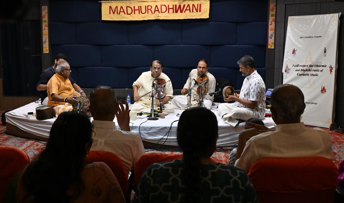 नागई मुरलीधरन ने अपने शिष्य डी। बद्रीनारायणन के साथ वायलिन पर श्रीमुशम राजा राव को मृदांगम और केवी गोपालकृष्णन को श्रद्धांजलि कॉन्सर्ट में कांजीरा पर। 