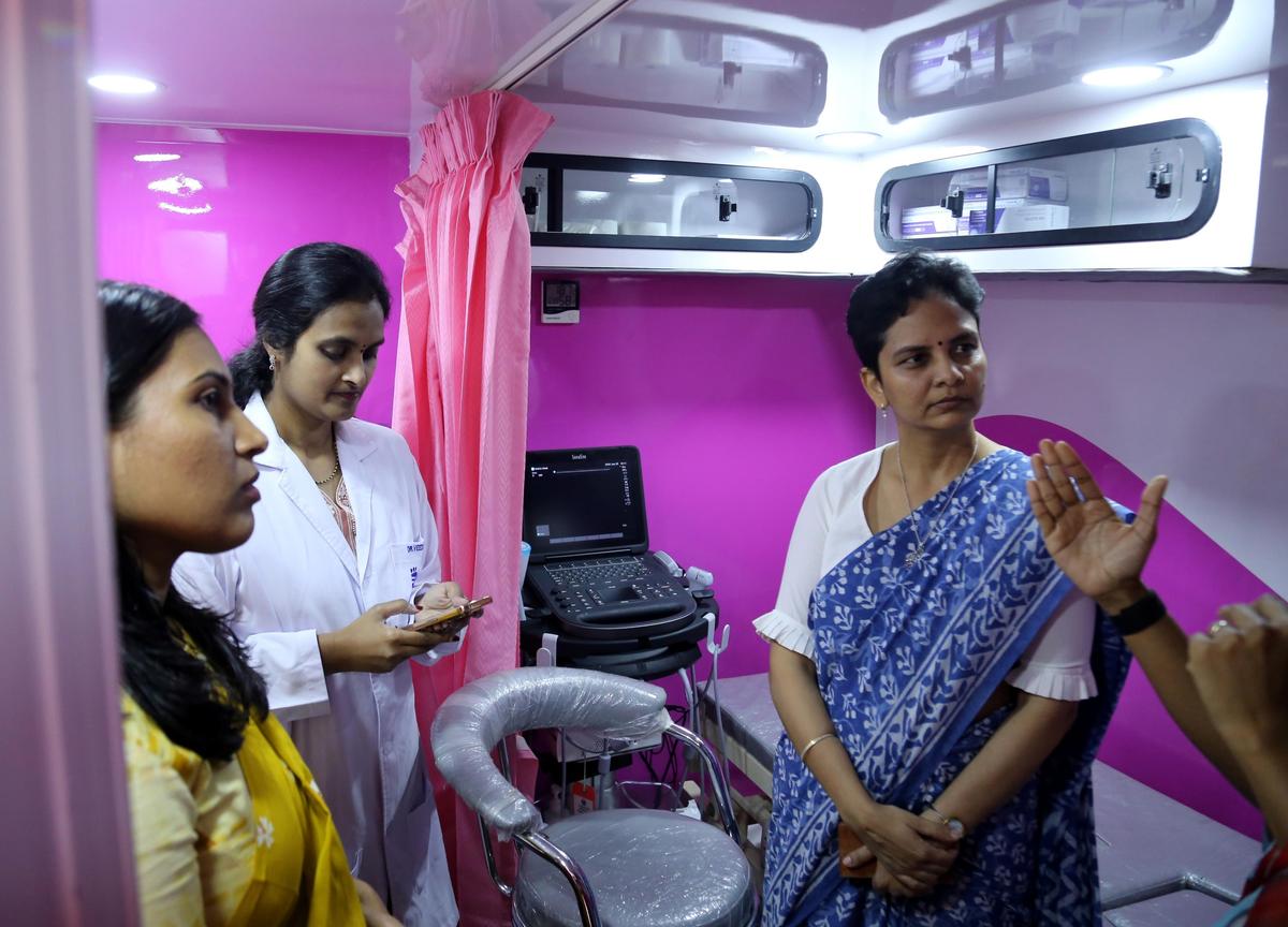 (A destra) L'amministratore delegato della SERP, Divya Devarajan, ha ricevuto l'intero incarico aggiuntivo (FAC) in qualità di funzionario statale nodale, Prajavani. File